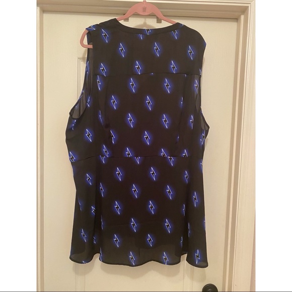 TORRID NWT BLACK & BLUE BOLTS GEORGETTE PEPLUM TIE FRONT SLEEVELESS TOP SIZE 4 - Picture 6 of 8